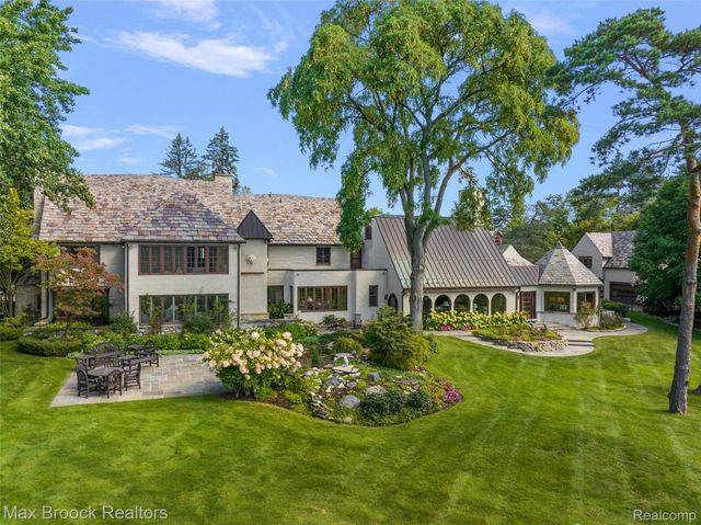 65 Lone Pine Road, Bloomfield Hills, MI 48304