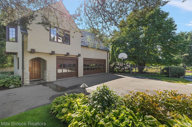 65 Lone Pine Road, Bloomfield Hills, MI 48304