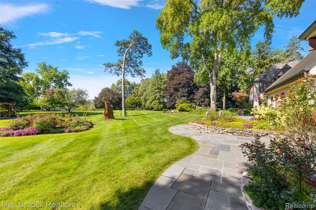 65 Lone Pine Road, Bloomfield Hills, MI 48304