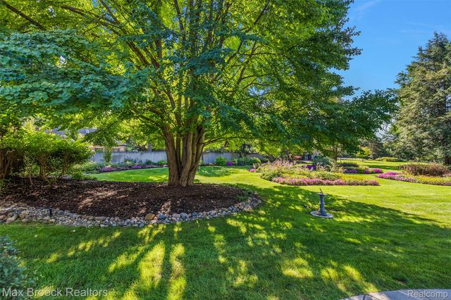 65 Lone Pine Road, Bloomfield Hills, MI 48304