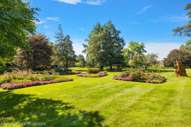 65 Lone Pine Road, Bloomfield Hills, MI 48304