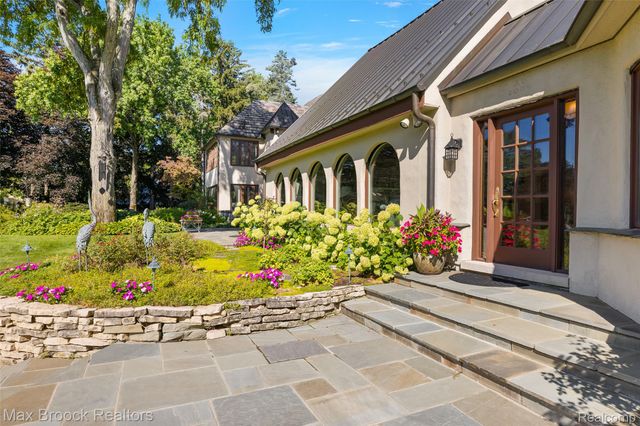 65 Lone Pine Road, Bloomfield Hills, MI 48304
