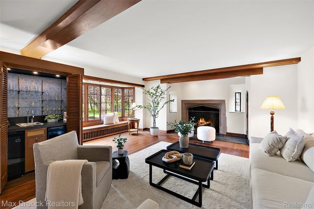 65 Lone Pine Road, Bloomfield Hills, MI 48304