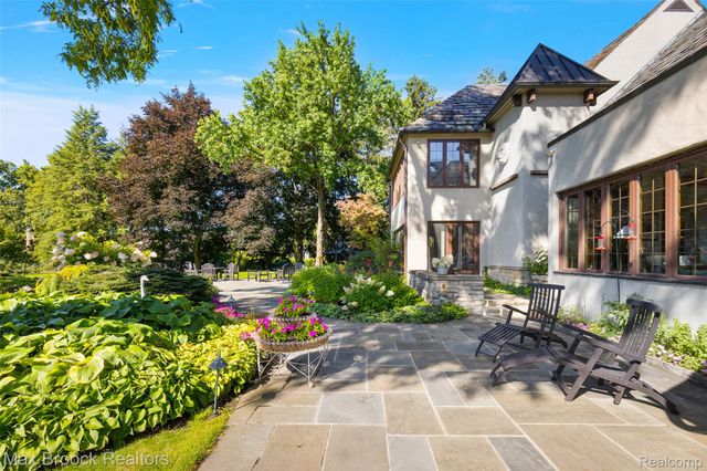 65 Lone Pine Road, Bloomfield Hills, MI 48304