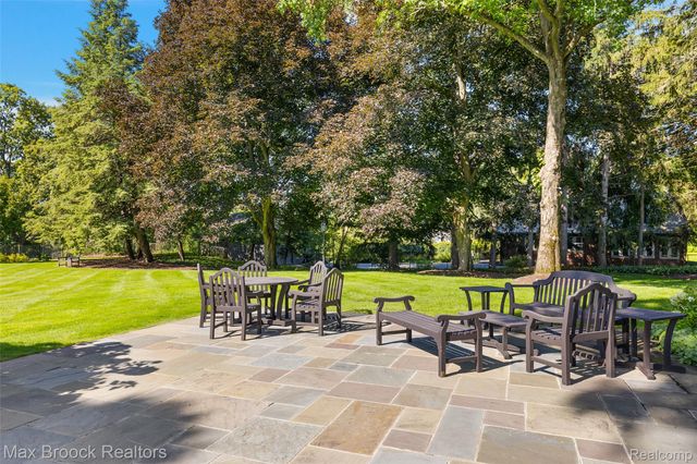 65 Lone Pine Road, Bloomfield Hills, MI 48304