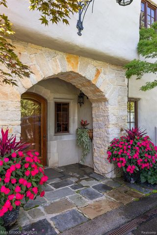 65 Lone Pine Road, Bloomfield Hills, MI 48304