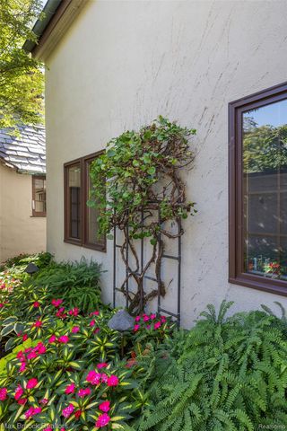 65 Lone Pine Road, Bloomfield Hills, MI 48304