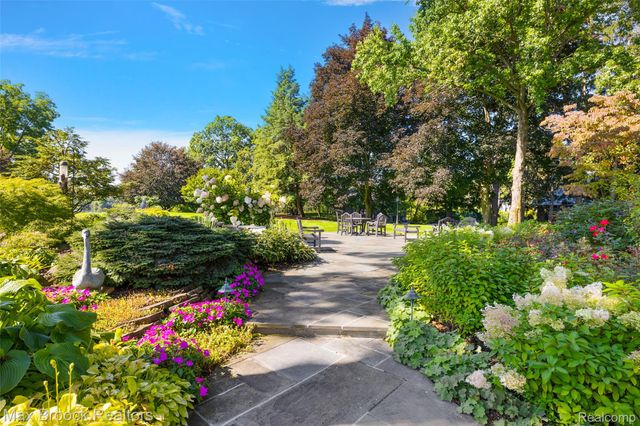 65 Lone Pine Road, Bloomfield Hills, MI 48304