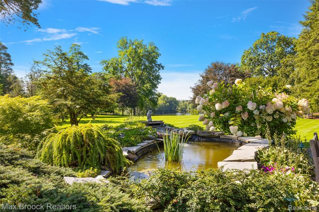 65 Lone Pine Road, Bloomfield Hills, MI 48304