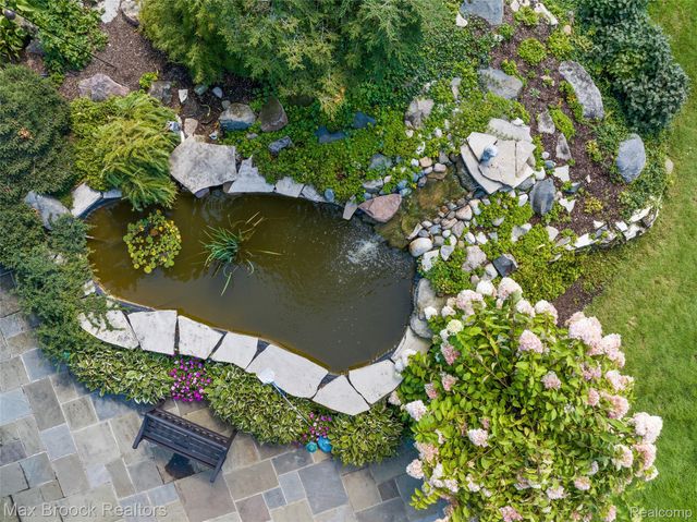 65 Lone Pine Road, Bloomfield Hills, MI 48304