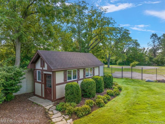 65 Lone Pine Road, Bloomfield Hills, MI 48304