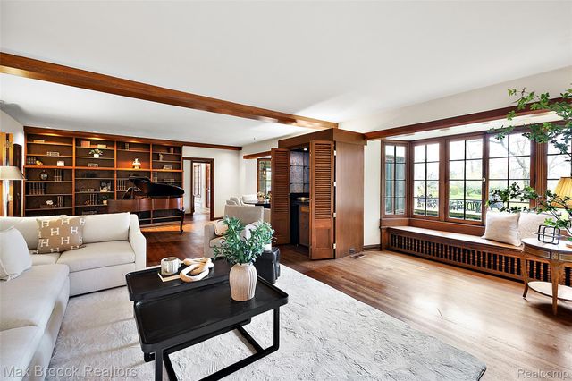 65 Lone Pine Road, Bloomfield Hills, MI 48304