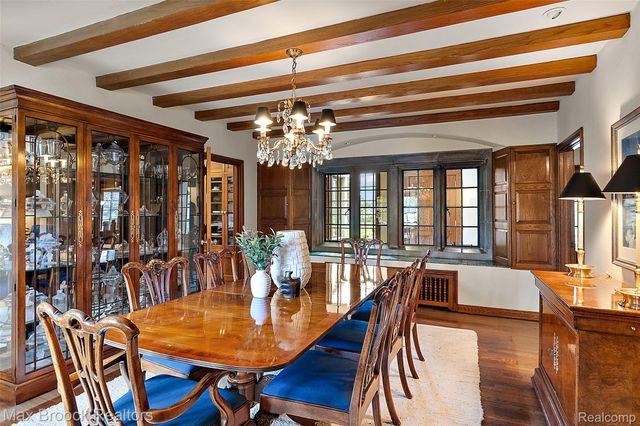 65 Lone Pine Road, Bloomfield Hills, MI 48304