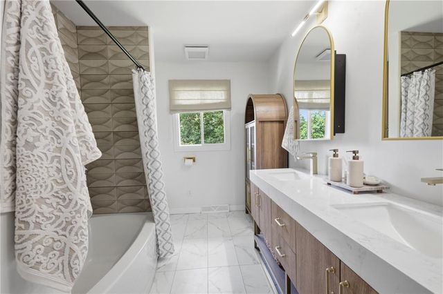 3907 SW Scherer Road, Lee's Summit, MO 64082