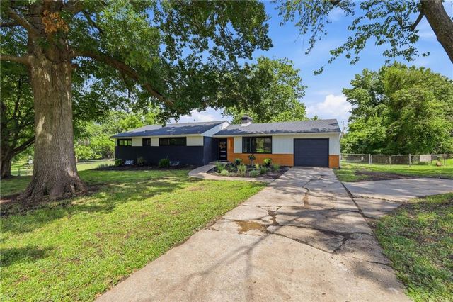 3907 SW Scherer Road, Lee's Summit, MO 64082