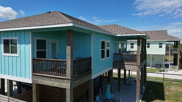 2106 S Young St, Rockport, TX 78382
