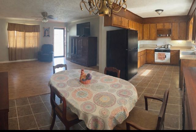 555 Eastside Dr, White Bluff, TN 37187