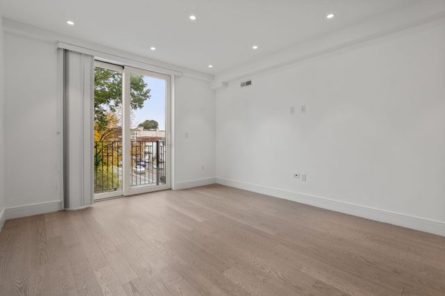 69 Walnut Street 7, Brookline, MA 02445