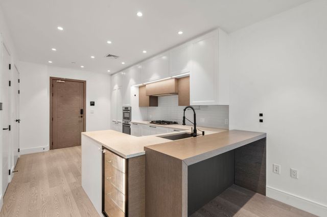 69 Walnut Street 7, Brookline, MA 02445
