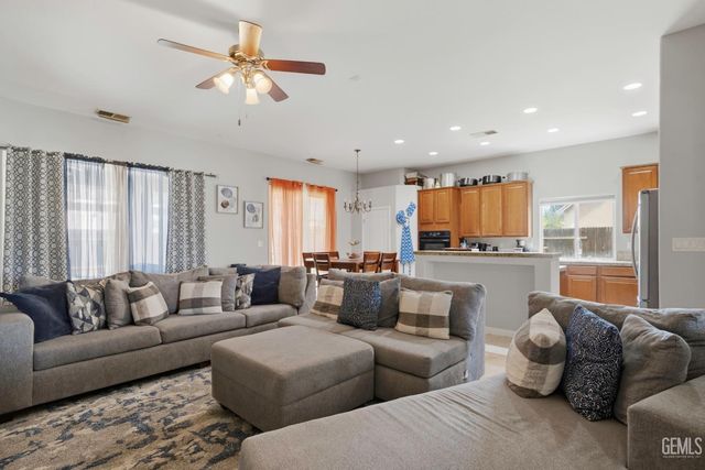7202 Boulder Falls Court, Bakersfield, CA 93312