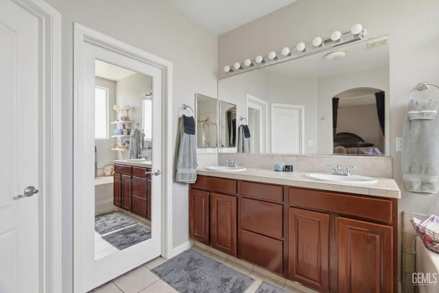 7202 Boulder Falls Court, Bakersfield, CA 93312