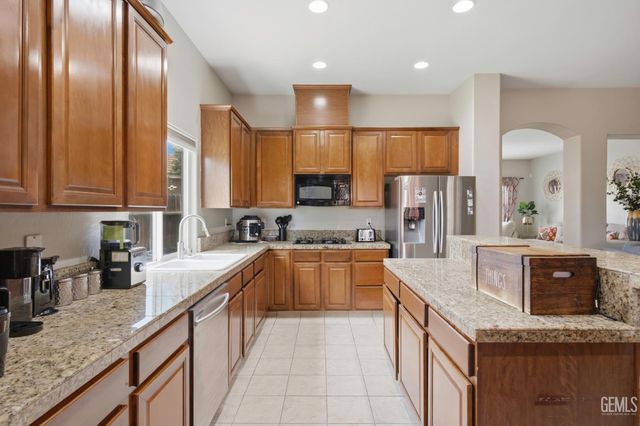 7202 Boulder Falls Court, Bakersfield, CA 93312