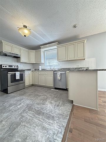 1401 Hull Valley Drive, Waynesville, MO 65583