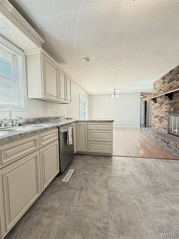 1401 Hull Valley Drive, Waynesville, MO 65583