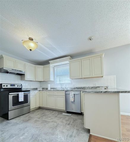 1401 Hull Valley Drive, Waynesville, MO 65583