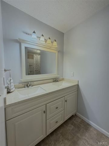 1401 Hull Valley Drive, Waynesville, MO 65583