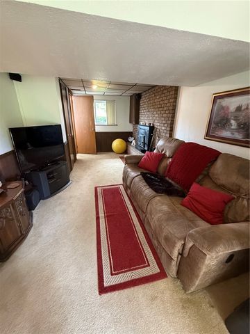 1484 Loretta Dr, Penn Hills, PA 15235