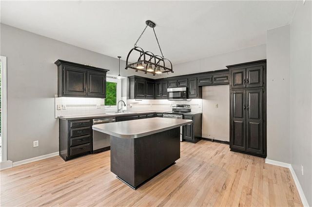 7552 N Tullis Avenue, Kansas City, MO 64158