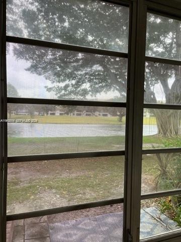 9235 Lagoon Pl 111, Davie, FL 33324