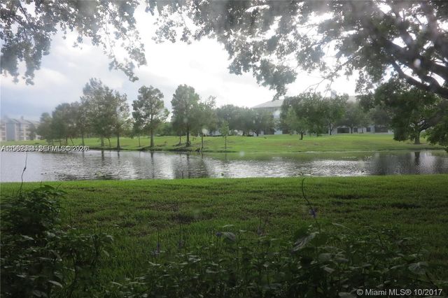 9235 Lagoon Pl 111, Davie, FL 33324