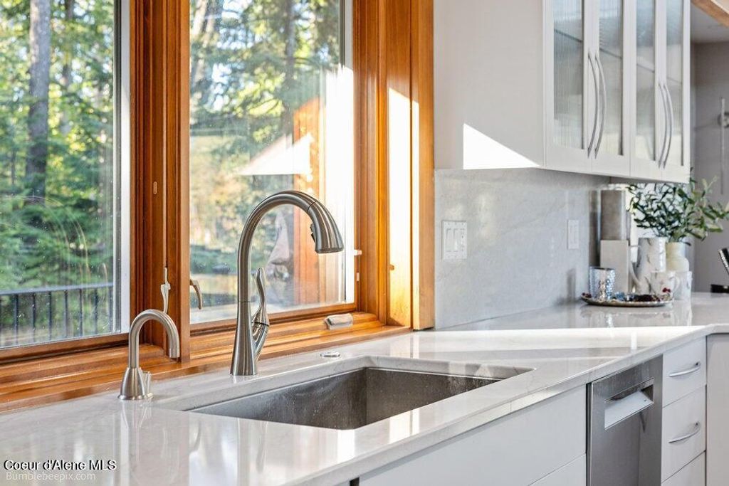 8817 W Riverview DR, Coeur d'Alene, ID 83814 photo 15