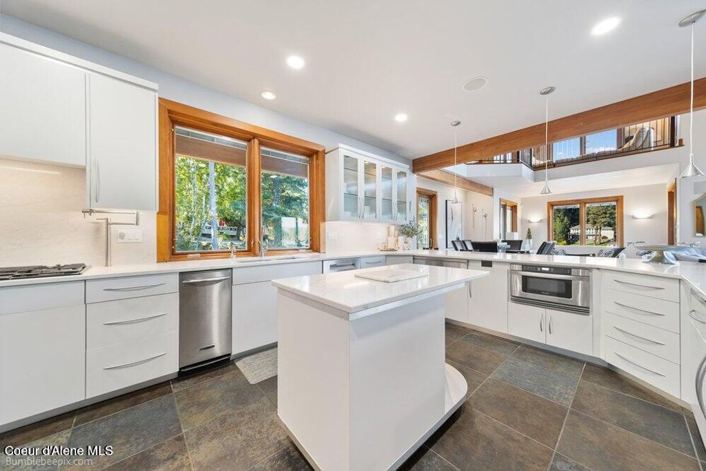 8817 W Riverview DR, Coeur d'Alene, ID 83814 photo 9