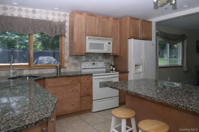 19 Nixon Street, Farmingville, NY 11738