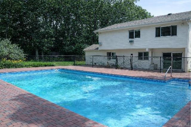 19 Nixon Street, Farmingville, NY 11738