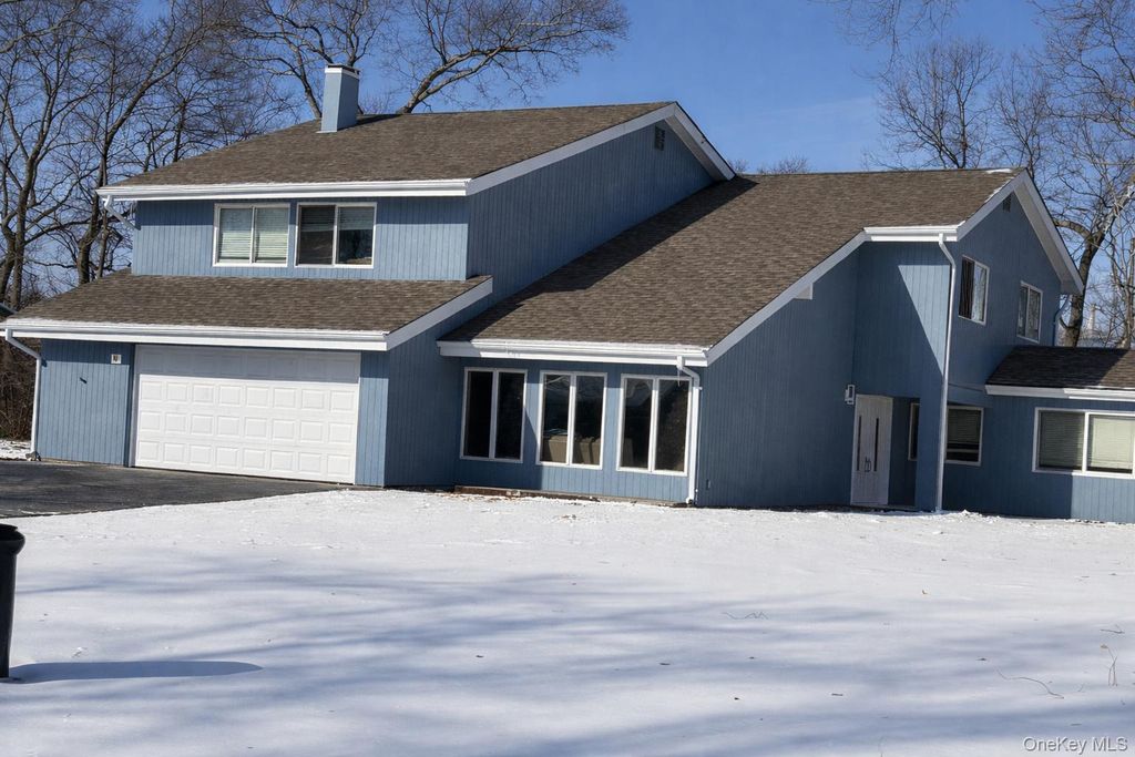 19 Nixon Street, Farmingville, NY 11738