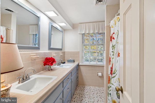 124 LAKE DR, Williamsburg, VA 23185