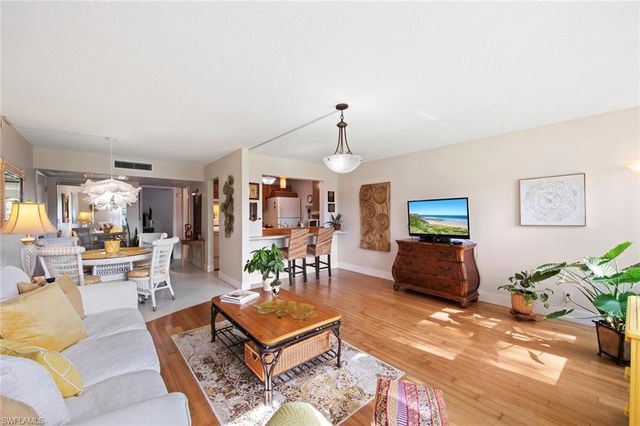 1085 Forest Lakes DR 8305, Naples, FL 34105