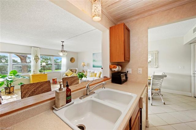 1085 Forest Lakes DR 8305, Naples, FL 34105