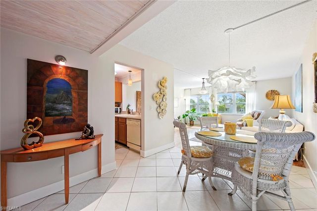 1085 Forest Lakes DR 8305, Naples, FL 34105