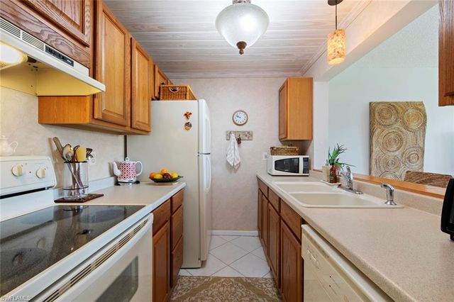 1085 Forest Lakes DR 8305, Naples, FL 34105