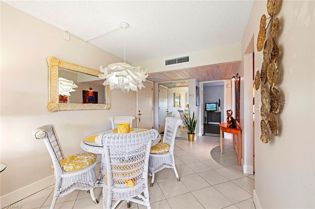 1085 Forest Lakes DR 8305, Naples, FL 34105