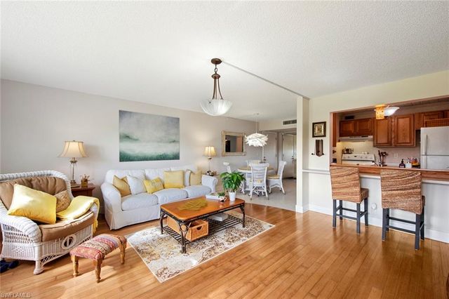 1085 Forest Lakes DR 8305, Naples, FL 34105