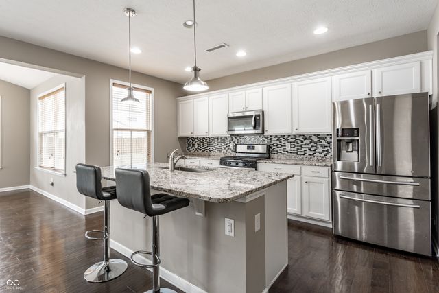 5767 Bluff View Lane, Whitestown, IN 46075