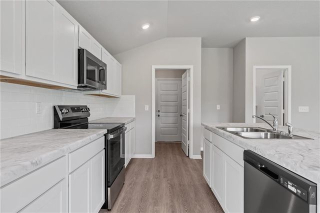 20246 W 195th Street, Spring Hill, KS 66083