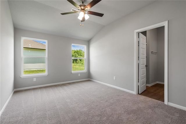 20246 W 195th Street, Spring Hill, KS 66083