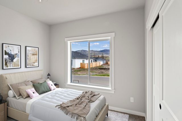 100 Oak Valley Drive, Talent, OR 97540